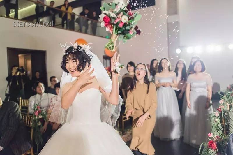 新娘称馒头上桌时机致宾客早退：婚礼餐饮管理深度剖析